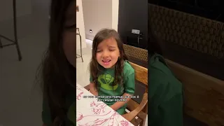 Ela quebrou o celular da irmã adotada