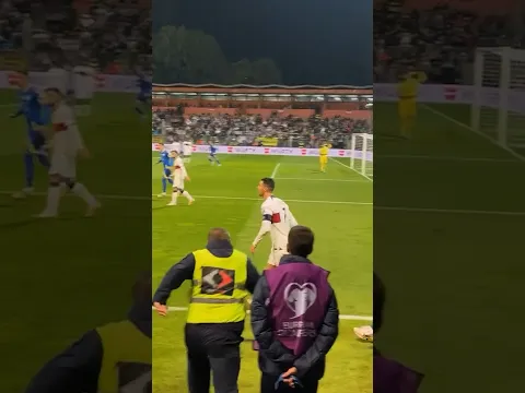 Uskočio U Teren Da Zagrli Ronalda…