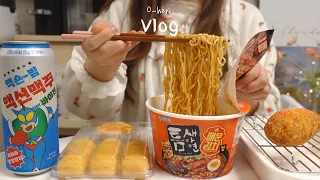 ENG)🍺제철 미나리 넣고 만든 쭈꾸미삼겹살과 🍞모닝빵 생지로 치즈식빵 만들기, 퇴근 후 고기듬뿍 김치찌개와 계란말이 🌱초록이들 이사, 틈새 컵라면과 불닭핫도그 먹는 집밥일상