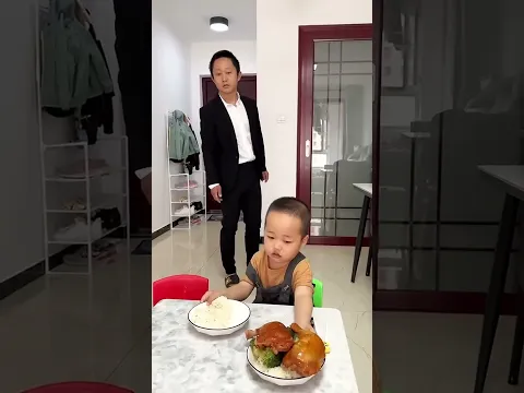 三岁小米宝将鸡腿让给爸爸吃#Cute baby#Cute#呆萌小米宝#聪明宝宝#萌娃#整蛊#测试