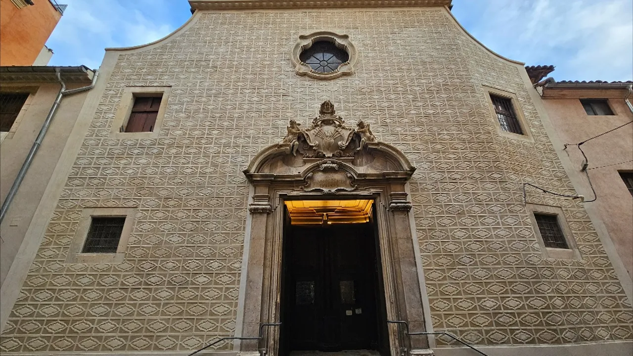 L’església dels Dolors de Vic, projectada fa 300 anys per Josep Morató, torna a lluir de façana