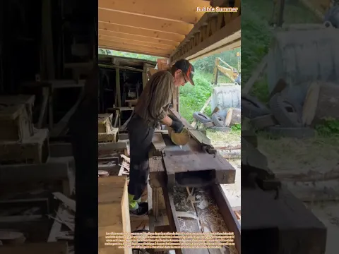 Menuiserie artisanale : écorçage mécanisé et finition de surface