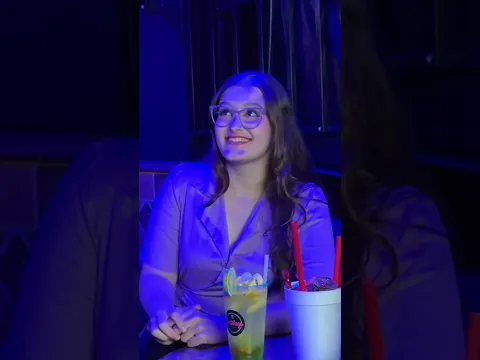 ¿Ustedes qué hubieran hecho con ese cruce de miradas?🤭👀😏🙈🥤💜 #shorts #colombia #drink #fyp