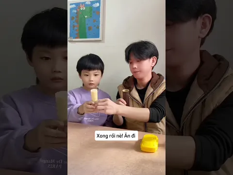 Em trai thích ăn mía nhưng không biết lột vỏ