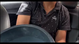 Milionário da um balde de dinheiro ao pedreiro para salvar seu filho