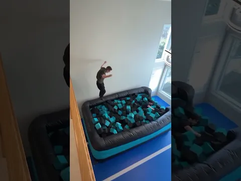 QUEM DAR O SALTO MAIS BAIXO VAI GANHAR 🤣 #shorts #short #humor #memes