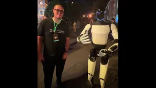 10-OCT-2024 Robot Optimus de Tesla Conversando 👀