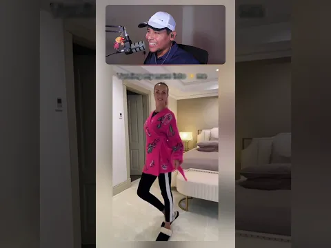 Madre vistiendo ropa de su hija adolescente.