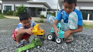 กังฟู กาฟิว พาเล่นรถของเล่น รถแม็คโครตักดิน กันครับ Cars Toys | fufew playtime