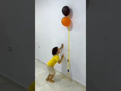 عمر يحاول يفرقع البالون على الحائط