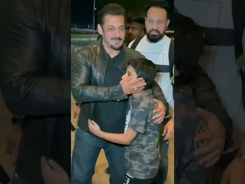 😍 Salman Khan Hugged Boy At Airport 💓 So Kind he is #salmankhan #shorts