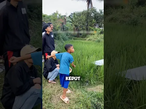 Pakai jurus kedat kedut🤣😭😭 #masasekolah #sekolah #layangan (sc.@aldiandrian__1)