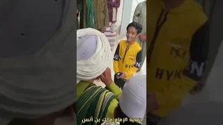 طفل ينشد بصوت رائع أمام الحبيب عمر بن حفيظ