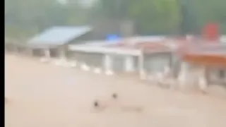 Jóvenes Salvan a Vecinos en Plena Inundación en Guantanamo