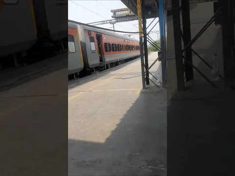 ध्यान से देखिए इस रेलवे स्टेशन के आगे एक भूख नंगा भिखमं#shortsvideo #lakhindar8919#viral#shortfeed