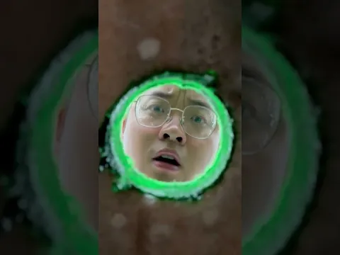 Đang đánh bi a sao lại có lỗ giữa bàn