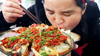 1斤剁椒3斤鱼苗大姐做剁椒鱼，嗦一口满嘴流油，汤泡米饭吃过瘾了！【苗阿朵美食】