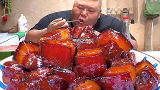 猴哥弄20斤的大块五花肉，用砂锅炖一个半小时，软烂入味太下饭！【胖猴仔】