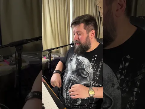 Сыграл Девочка Уэнсдей на пианино