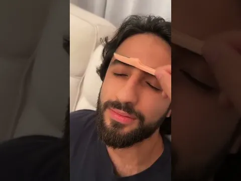 حلقت حواجبه بالغلط 😱