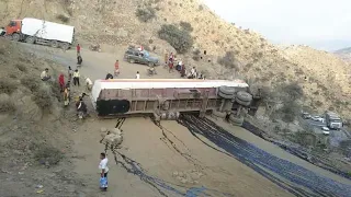 يوميات عقبة الجن في نقيل ظمران طريق القبيطة معاناة سائقي الشاحنات في اخطر طرق اليمن خط تعز عدن