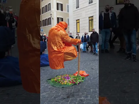 Levitating man street performance in Rome, Italy #shorts #levitation #streetperfomance #levitating