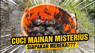MAINAN MISTERIUS!! Mencuci Mainan Misterius Dalam Lumpur || Mencari Mainan