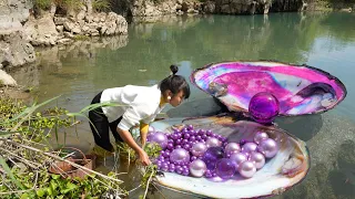 😲 The girl unexpectedly discovered a purple giant clam, with pearls shining like gemstones inside