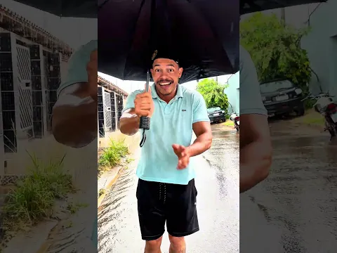 Ajudei uma criança triste na chuva 😉👍 #funny #shorts