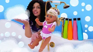 Kız videoları - Şımarık prensesler ile banyo yapma oyunları! Prenses oyun videoları