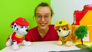 Leluautot ja rekka rakentavat tien