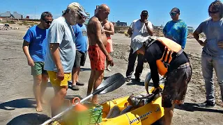 TURISTAS ASOMBRADOS CON LA PESCA Y SORPRESA EN LA ORILLA DEL MAR