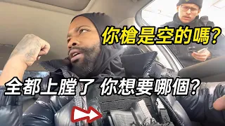 美國警察攔下全副武裝的黑人，雙方打成一片！