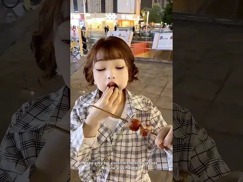 The girl's eating style is absolutely strange