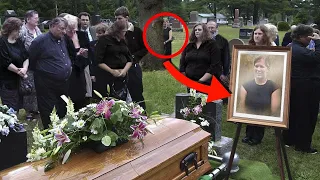 7 Personas que Visitaron su Propio  Funeral