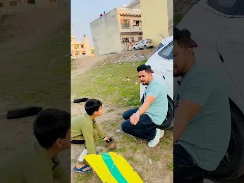 बच्चे को बेवकूफ बनाकर उसका पतंग लूट लिया🤣🪁#kiteground #kite #patang #patangbazi