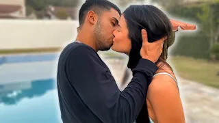 BEIJEI TODAS DA MANSÃO COM UMA GARRAFA!