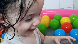 السباحة بالطابات و تطبيق الالعاب Swimming with balls and playing games