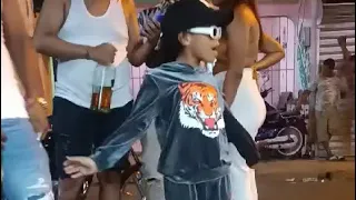 El que la pone