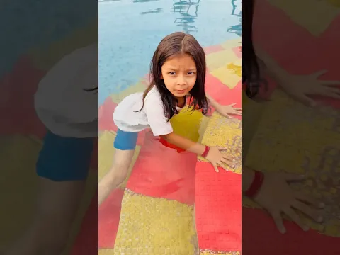 Tooktook pool 🏊 ke ander mummy bhagi ja rhi bachane ke liye