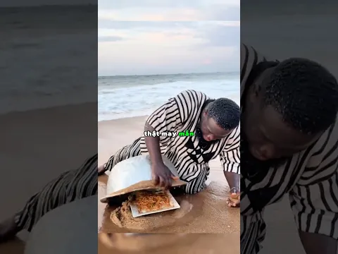 Người đàn ông cố gắng để bảo vệ đồ ăn trước những cơn sóng biển 😲