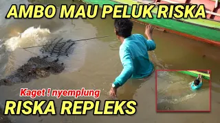BUAYA RISKA REPLEKS❗APA YANG TERJADI❓ NEKAT AMBO TURUN KE SUNGAI,PELUK RISKA