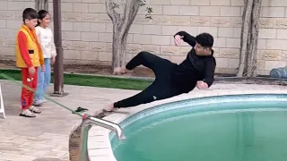 رمو الشاب الفقير في المسبح في الشتاء ولكن لن تصدق ماذا كان السبب!!
