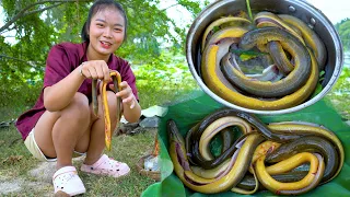 Solo Survival Food - Beautiful Girl Cooking Eels Fish Soup - Eating Yummy Yummy