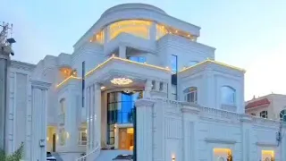 الواجهة والتصميم الخارجي​ الطراز المعماري: تصميم كلاسيكي حديث (Modern Classic) باللون الأبيض الملكي 