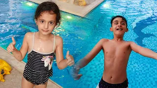 سوبر سمعة وفرح في تحدي الغطس تحت الماء وابوهم يمقلبهم