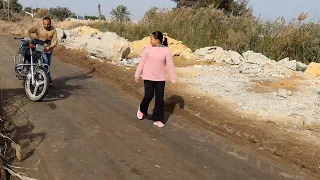بنت صغيره يجرى وراها رجل بموتوسكل فى عذ النهار ! والبنت تكتشف ان ابوها بلطجى ! شوف عملت مع ابوها ايه