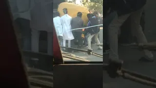 सेना के जवान और टेंपो चालक के बिच टक्कर 😭