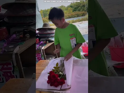 बेटे ने दिया मां को 🥰 Gift 🎁 फिर जो हुआ 😲|| #shorts