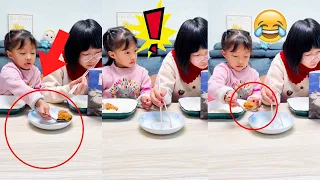 A sensible sister gives her sister a chicken leg#funny #cute #baby #萌娃 #搞笑
